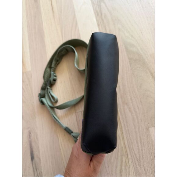 THULE Paramount 2L Crossbody Bag Green - Picture 7 of 11